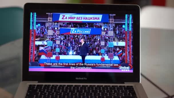 ヨーロッパ ミラノ2022年4月 あなたのコンピュータ上のウクライナとロシアの間の戦争に関するテレビニュースを見る ロシアのウラジミール プーチン大統領が話す — ストック動画