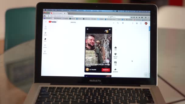 ヨーロッパ ミラノ2022年4月 コンピュータ上のウクライナとロシアの戦争に関するテレビニュースを見る ウクライナのVolodomir Zellensky大統領が話す — ストック動画