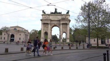 Avrupa, İtalya, MIlan Nisan 2022 - Covid-19 Coronavirus salgını nedeniyle kapatılmanın sona ermesinden sonra Barış Kemeri (Arco della Pace) - turistler şehir merkezindeki sanat ve gezileri için geliyorlar