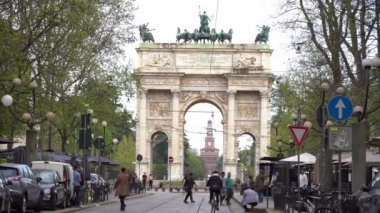 Avrupa, İtalya, MIlan Nisan 2022 - Covid-19 Coronavirus salgını nedeniyle kapatılmanın sona ermesinden sonra Barış Kemeri (Arco della Pace) - turistler şehir merkezindeki sanat ve gezileri için geliyorlar