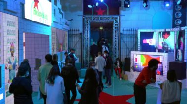 Avrupa, İtalya, Milano Nisan 2022 - Metabar dijital kurulum ve avatarlara sahip yeni bir geçici bar, dijital olarak geleceğin engeli ve insan işçiler olmadan, Barış Kemeri (Arco della Pace )