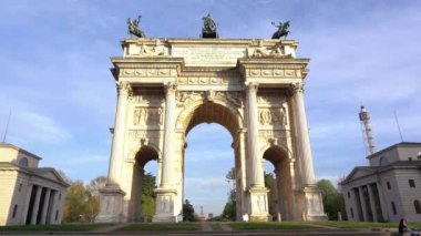 Avrupa, İtalya, MIlan Nisan 2022 - Covid-19 Coronavirus salgını nedeniyle kapatılmanın sona ermesinden sonra Barış Kemeri (Arco della Pace) - turistler şehir merkezindeki sanat ve gezileri için geliyorlar