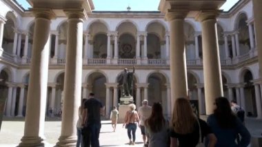 Avrupa, İtalya, Milano Nisan 2022 - Brera Üniversitesi, Covid-19 Coronavirüs salgını nedeniyle kapatıldıktan sonra açıldı - insanlar ve turistler kenti gezmeye geldiler