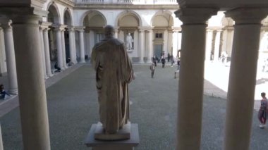 Avrupa, İtalya, Milano Nisan 2022 - Brera Üniversitesi, Covid-19 Coronavirüs salgını nedeniyle kapatıldıktan sonra açıldı - insanlar ve turistler kenti gezmeye geldiler