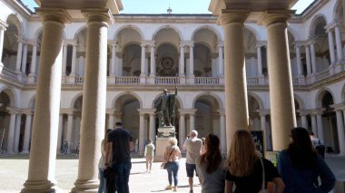 Avrupa, İtalya, Milano Nisan 2022 - Brera Üniversitesi, Covid-19 Coronavirüs salgını nedeniyle kapatıldıktan sonra açıldı - insanlar ve turistler kenti gezmeye geldiler