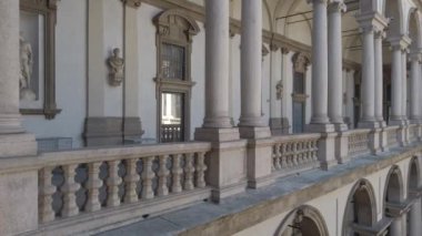 Avrupa, İtalya, Milano Nisan 2022 - Brera Üniversitesi, Covid-19 Coronavirüs salgını nedeniyle kapatıldıktan sonra açıldı - insanlar ve turistler kenti gezmeye geldiler