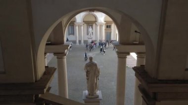 Avrupa, İtalya, Milano Nisan 2022 - Brera Üniversitesi, Covid-19 Coronavirüs salgını nedeniyle kapatıldıktan sonra açıldı - insanlar ve turistler kenti gezmeye geldiler