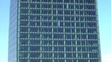 ITALY, MILAN Nisan 2022 - CityLife bölgesinde cam pencereli modern ofis binası