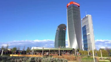 ITALY, MILAN Nisan 2022 - Şehir merkezinde yeni yeşil ekolojik alan - Gökdelenler ve doğa - yeşil devrim ve sürdürülebilir şehir (Generali )