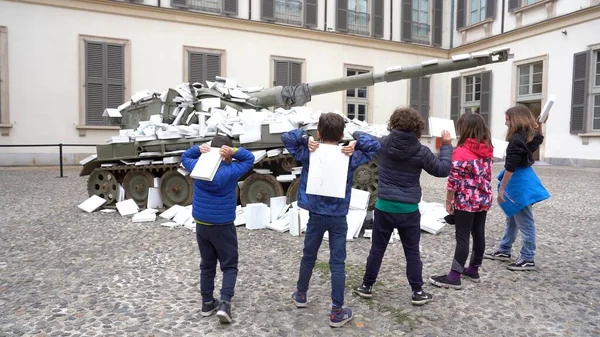 Europa Itália Milão Abril 2022 Tanque Militar Submerso Por Documentos — Fotografia de Stock