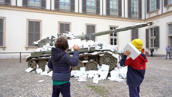 Europa Itália Milão Abril 2022 Tanque Militar Submerso Por Documentos — Fotografia de Stock