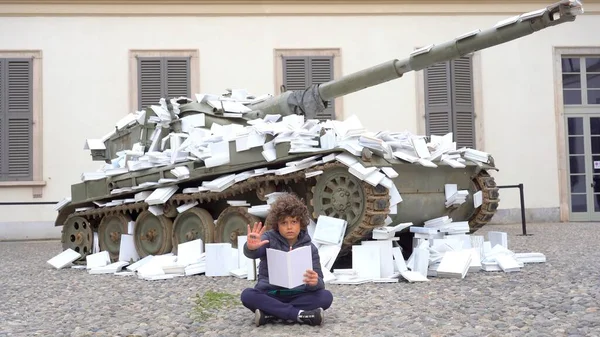 Europa Itália Milão Abril 2022 Menino Criança Protesto Perto Tanque — Fotografia de Stock