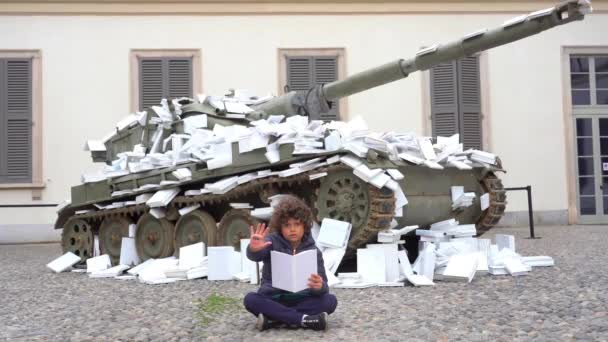 意大利 2022年4月 男孩在一辆军用坦克旁抗议俄罗斯和乌克兰在Palazzo Reale大教堂的战争 反对战争的文化 — 图库视频影像