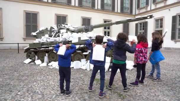 Europa Italië Milaan April 2022 Militaire Tank Ondergedompeld Witboeken Tegen — Stockvideo