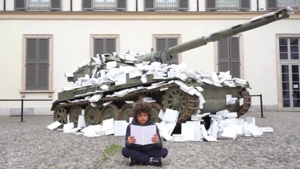 Europe Italy Milan April 2022 Boy Child Protest Military Tank — ストック動画