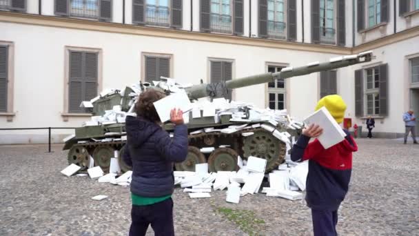 Europa Italia Milán Abril 2022 Tanque Militar Sumergido Por Los — Vídeos de Stock