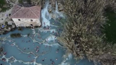 Termal yaylarda dinlenen insanların hava görüntüleri.