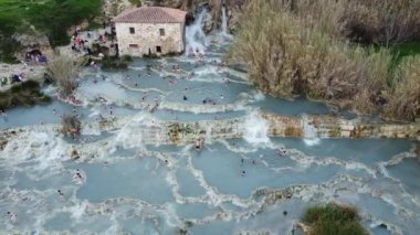 Termal yaylarda dinlenen insanların hava görüntüleri.