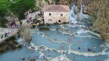 Termal yaylarda dinlenen insanların hava görüntüleri.