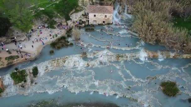 Luchtbeelden Van Mensen Die Ontspannen Thermale Bronnen — Stockvideo