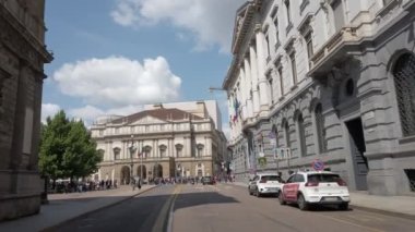 Avrupa, İtalya, Milano Nisan 2022 - Şehrin merkezindeki Scala Tiyatrosu - turistler covid-19 Coronavirus tecriti sona erdikten sonra turistik yerleri ziyaret ediyorlar