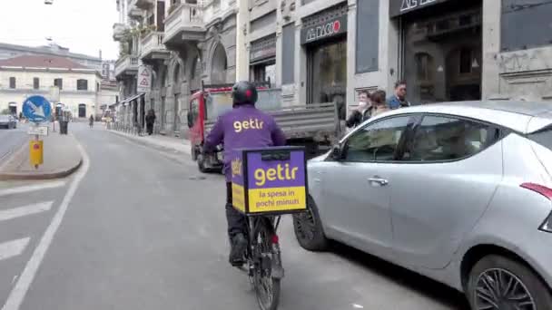 Itália Milão Abril 2022 Mais Mais Ciclistas Estão Entregando Comida — Vídeo de Stock