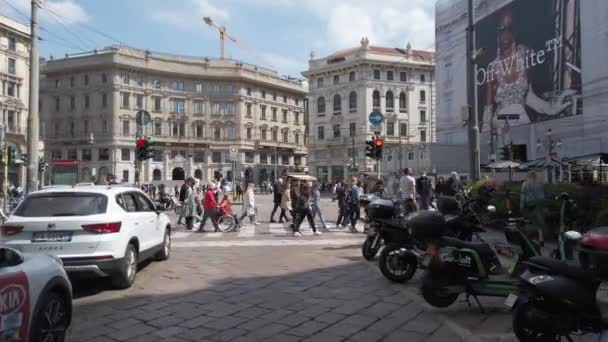 Europe Italy Milan April 2022 Cordusio Square Downtown City Tourists — Stockvideo