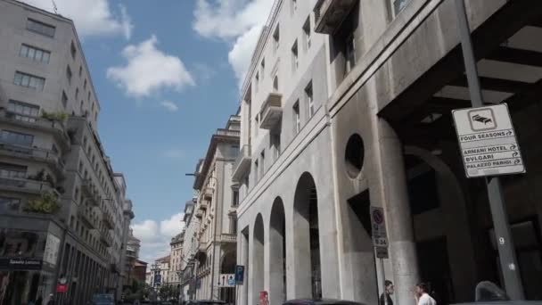 Ευρώπη Ιταλία Μιλάνο Απρίλιος 2022 Στο Κέντρο Της Πόλης Τουρίστες — Αρχείο Βίντεο