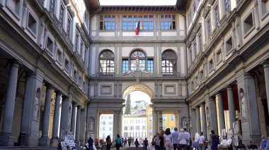 Avrupa, İtalya, Floransa 2022 Uffizi Galerisi. Şehir merkezinde Piazza Della Signoria 'nın bitişiğindeki önemli bir sanat müzesi - turistler Covid-19 Coronavirus' un bitimiyle birlikte turistik yerleri ziyaret ediyorlar.