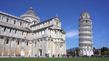 Avrupa, İtalya, Pisa, Tuscany, Nisan 2022 - Piazza Dei Miracoli Duomo katedralindeki Pisa Kulesi, mermer heykel ve Covid-19 Coronavirus 'un bitiminden sonra turistlerle birlikte Eğik Kule