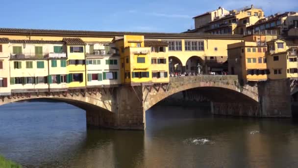 Europe Italy Florence 2022 Historic Ponte Vecchio Bridge Arno River — Vídeo de Stock
