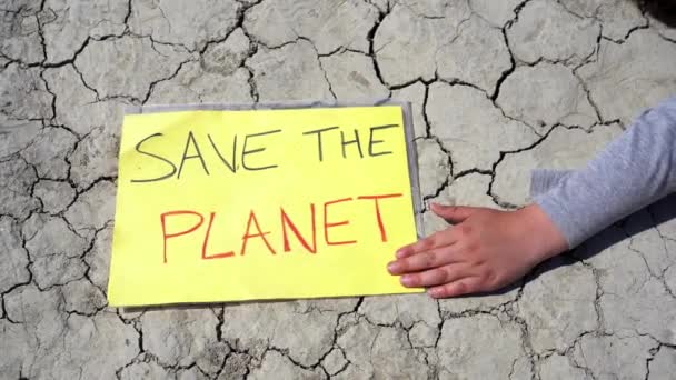 在干旱的土地上 由于缺水 对气候变化的环境抗议 全球暖化和干旱 Quot 拯救地球 Quot 在荒无人烟的土地上变成了绿色 — 图库视频影像