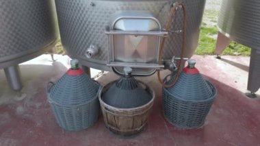 Şarap imalathanesi Maremma Tuscany, İtalya 'da organik biyolojik şarap üretir. Şarap fermantasyonu ve damıtma için çelik variller.