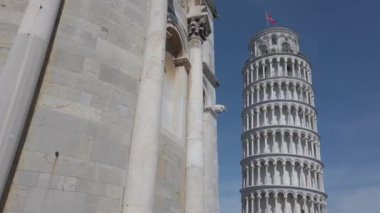 Avrupa, İtalya, Pisa, Tuscany, Nisan 2022 - Piazza Dei Miracoli Duomo katedralindeki Pisa Kulesi, mermer heykel ve Covid-19 Coronavirus 'un bitiminden sonra turistlerle birlikte Eğik Kule