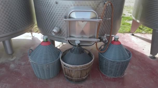 Cantina Produce Vino Biologico Maremma Toscana Botti Acciaio Fermentazione Distillazione — Video Stock
