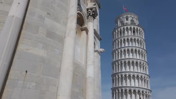 ヨーロッパ イタリア トスカーナ 2022年4月 ピサタワーIn Piazza Dei Miracoli Duomo大聖堂 大理石像 — ストック動画