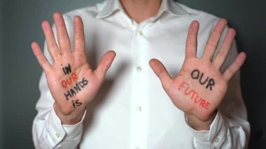 Ellerinde yazı olan bir adam, gelecekte ekonomik kriz ve iklim değişikliğinin yaşanacağı dönemde gelecek mektupları, özgüveni ve kendine güveni olan, hedeflerini belirleyen ve sizin becerilerinizle onlara ulaşan kişidir.. 