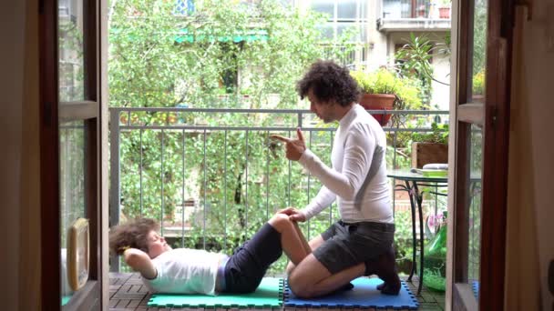 Padre Hijo Años Hacen Gimnasia Casa Balcón Con Llegada Primavera — Vídeo de stock