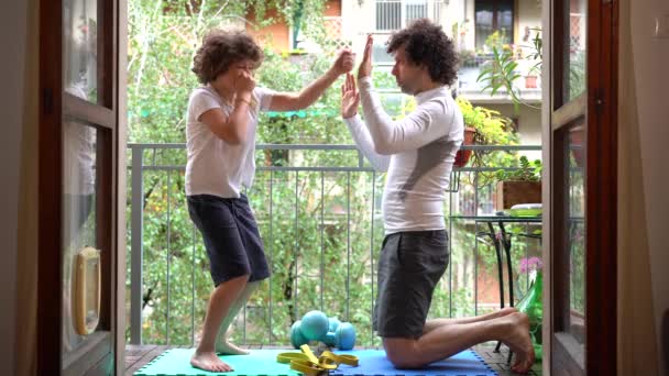 Padre Hijo Años Hacen Gimnasia Casa Balcón Con Llegada Primavera — Vídeo de stock