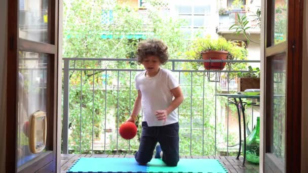 随着春天的到来 一个7岁的男孩子在家里踢足球和踢足球 他们准备参加夏天的活动和室内体育活动 — 图库视频影像