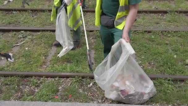 Ιταλία Μιλάνο Εργάτες Καθαρίζουν Σωρούς Από Σκουπίδια Στο Σιδηρόδρομο Του — Αρχείο Βίντεο
