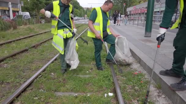 イタリア ミラノ 路面電車の中でゴミの山を整理する労働者 — ストック動画