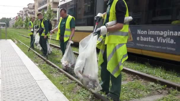 Itálie Milán Dělníci Uklízející Hromady Odpadků Tramvajové Železnici — Stock video