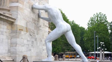 Avrupa, İtalya, Milano Mayıs 2022 - Sayın Arbitrium, Emanuele Giannelli tarafından yapılan 5.4 metrelik bir heykel. Barış Kemeri yakınlarında poz vermiş.