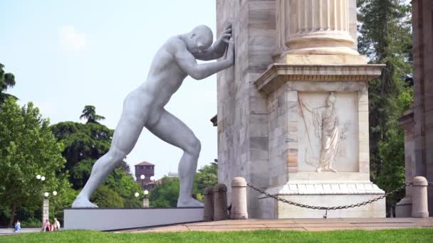 이탈리아 밀라노 2022 예술가 에마누엘레 Emanuele Giannelli 높이의 조각상으로 중심가를 — 비디오