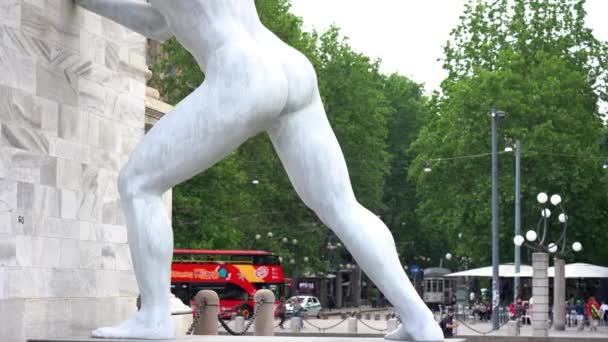 Europe Italy Milan May 2022 Arbitrium Meter Tall Sculpture Artist — Stockvideo