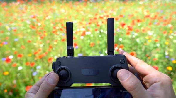 Remote Controller Drone Controls Fly Drone Countryside Scenery Field Blooming — Foto Stock