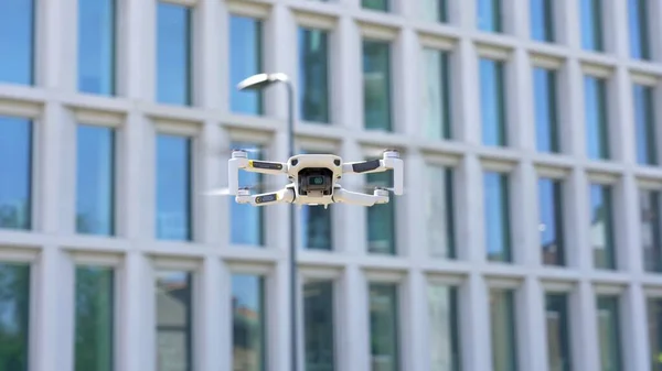 Pomocí Dronu Pro Průzkumy Měření Vytvořit Model Virtuální Reality Budovy — Stock fotografie