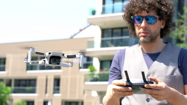 Man Use Drone Surveys Measurements Create Virtual Reality Model Building — Foto Stock