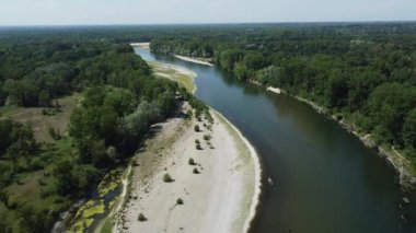 İtalya, Pavia ve Drone Ticino Nehri 'ni az suyla, ilkbaharda kuraklıkla görüyorlar. İklim değişikliği ısınması ve kırsal bölgelerin sulanması için su sorunları. Kuru bir kum adası nehirden çıkar.